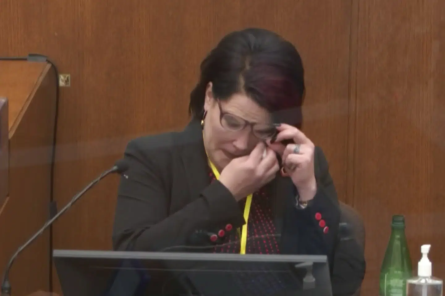 Courteney Ross, der var George Floyds kæreste i de sidste tre år af hans liv, fortalte om deres fælles afhængighed af smertestillende medicin og måtte flere gange tage et lommetørklæde frem, når hun blev bedt om at fortælle om deres tid sammen. Uncredited/Ritzau Scanpix