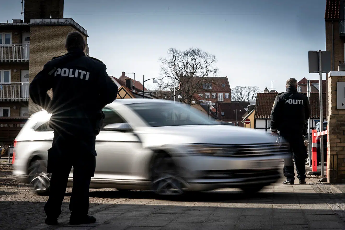 Bil ankommer til Retten i Holbæk, som igen skal tage stilling til, hvorvidt syv personer, der er sigtet for terror, fortsat skal sidde varetægtsfængslet, i Holbæk torsdag 25. marts 2021. Dette er en gren af et samlet kompleks med 13 anholdte personer. I den anden del sidder seks personer varetægtsfængslet. (Foto: Mads Claus Rasmussen/Ritzau Scanpix)