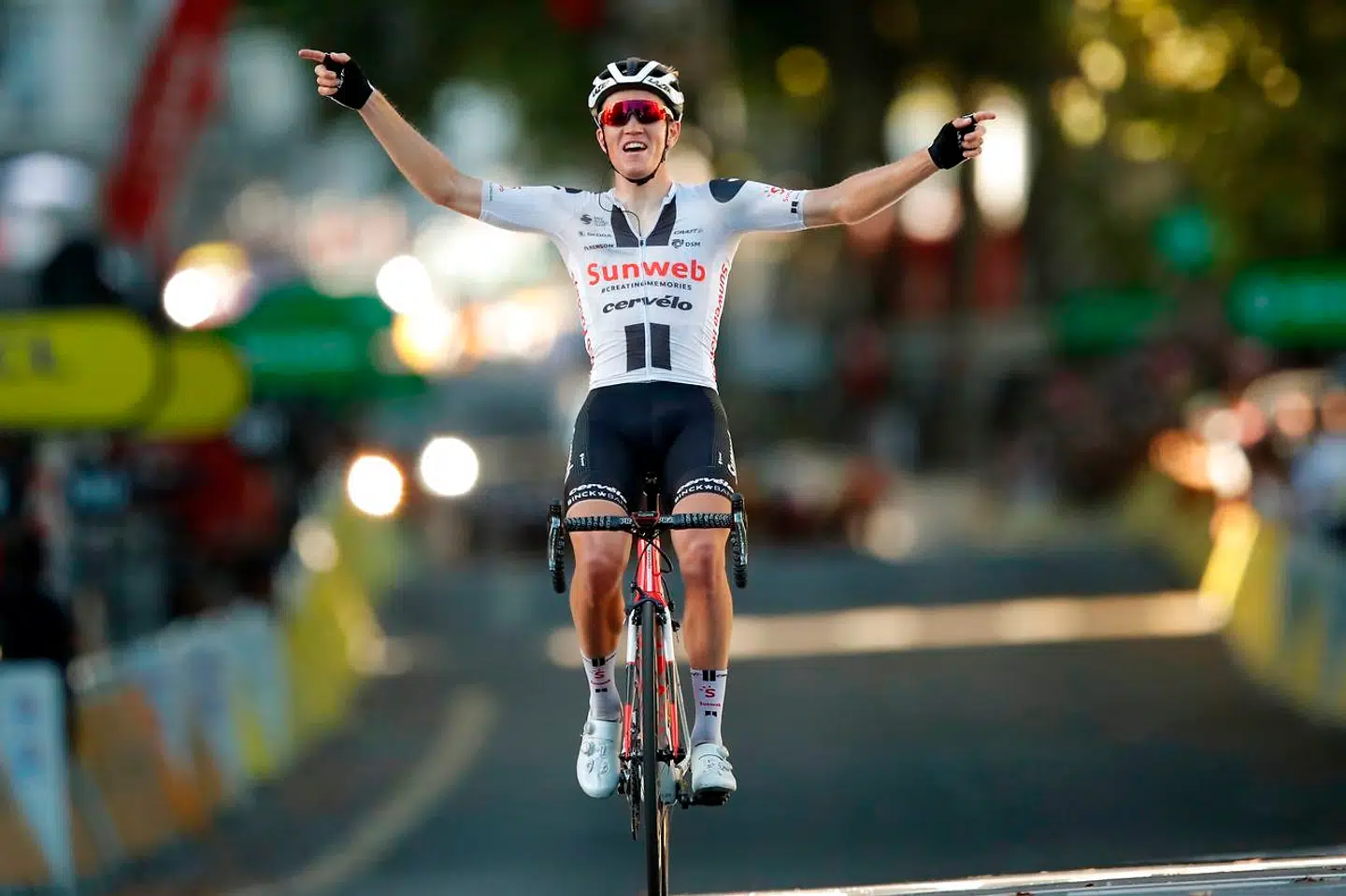 Søren Kragh Andersen vandt to etaper i Tour de France 2020. Her vinder han sin første, da han kører alene i mål.