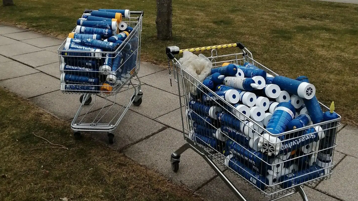 I Facebook-gruppen Naturesays#Metoo støder de jævnligt på de store gasflasker, når de samler skrald ind. I alt har de samlet omkring 600 flasker. Foto: Privatfoto