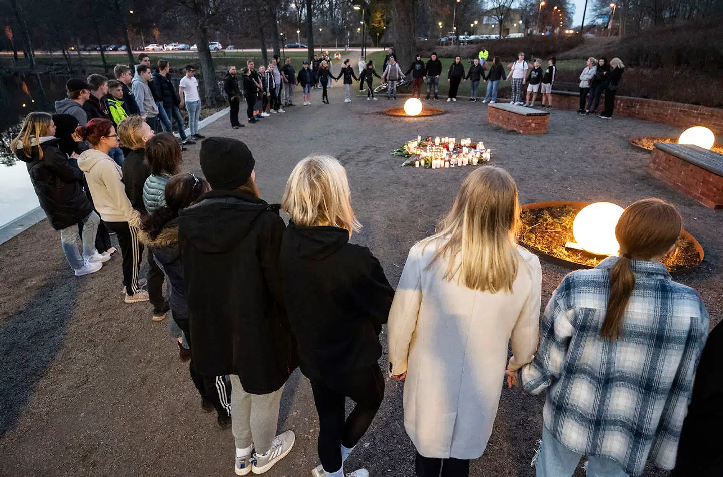 Familie og venner tænder lys for Elin.