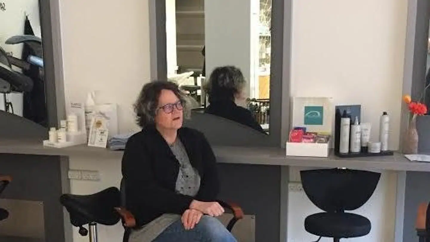 Yvonne Raun i frisørstolen i sin salon Frisør Savannah i Gladsaxe. Mens frisører i næsten hele landet vender tilbage til saks og shampoo den 6. april, må Yvonne Raun vente lidt endnu.