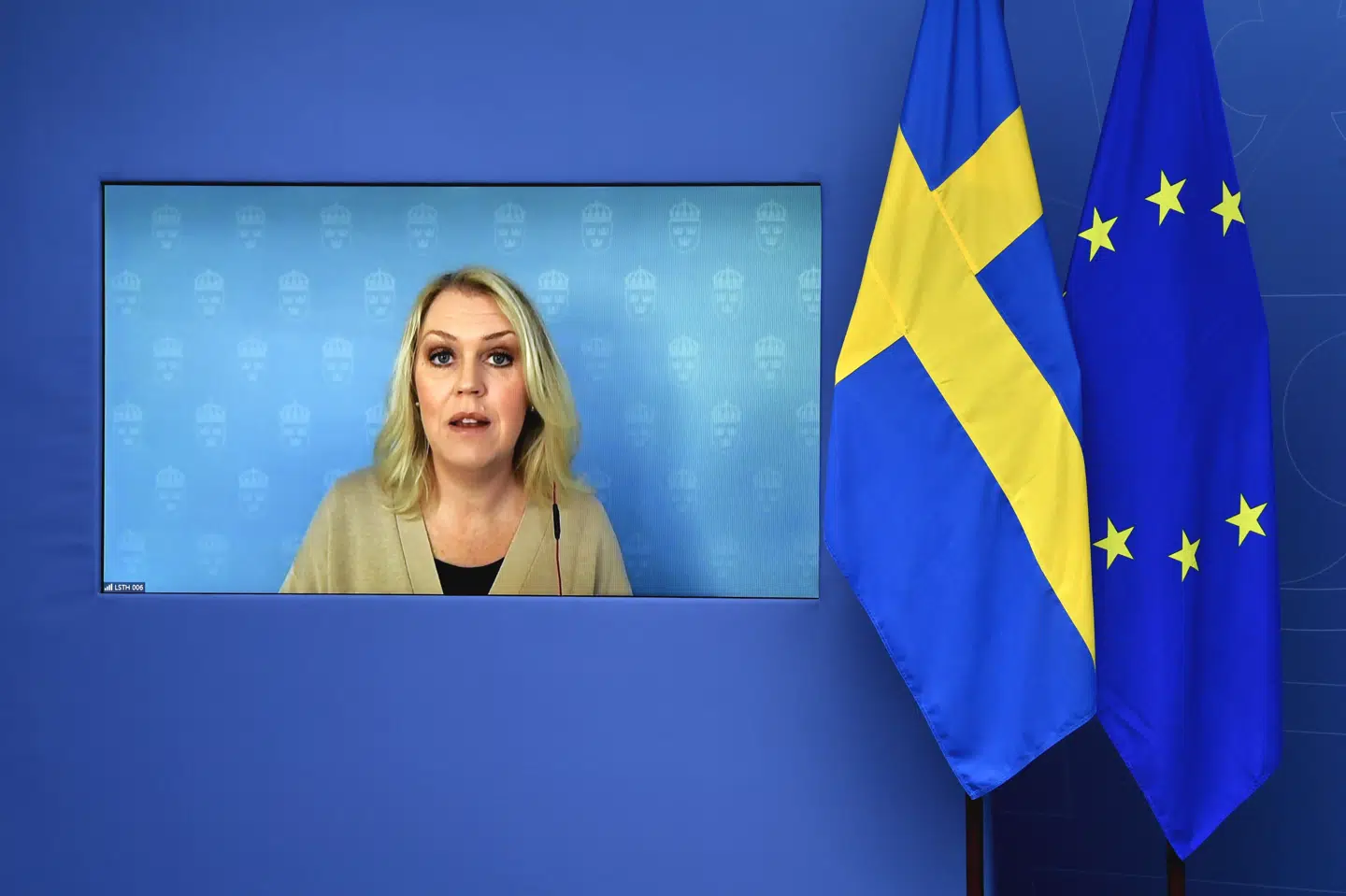 Sverige opgiver mål om, at alle voksne skal være blevet tilbudt vaccinationer mod covid-19 inden 1. juli. Det oplyser socialminister Lena Hallengren på et pressemøde torsdag. Datoen er nu flyttet fra midt på året til 15. august, siger Hallengren. 10070 Jessica Gow/Tt/Ritzau Scanpix