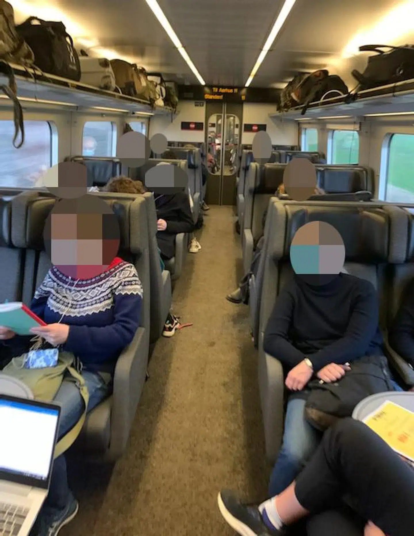 Sådan ser det ud i en af kupeerne i det tog, hvor Thyge opholder sig.