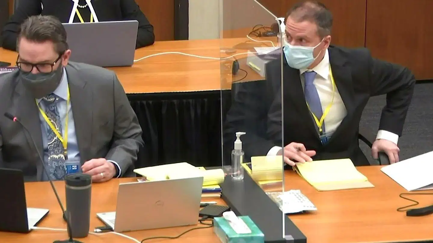 Den nu tidligere betjent, Derek Chauvin, er selv til stede under retssagen. Her er han i selskab med hans forsvarer. Foto: Scanpix