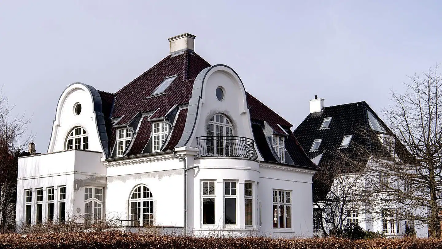 Mange af villaerne på Sundvejene er gamle hvide villaer i herskabelig stil med sort tag. Det er især dem, som køberne er vilde med, fortæller ejendomsmægler Claus Borg.