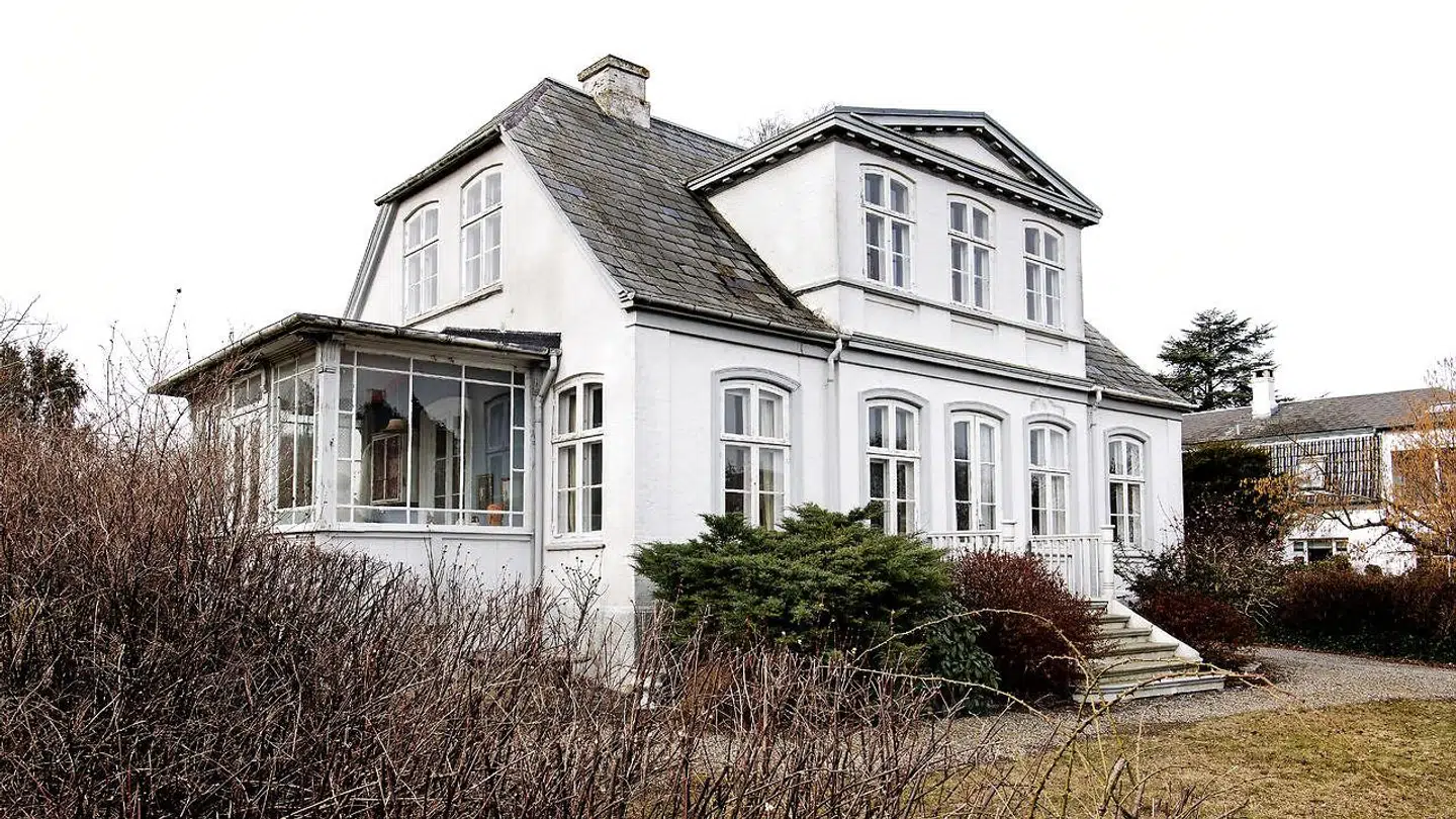 25 millioner kroner skal en kommende køber hoste op med for at sikre sig denne smukke gamle villa på Strandvejen 359 i Skovshoved.