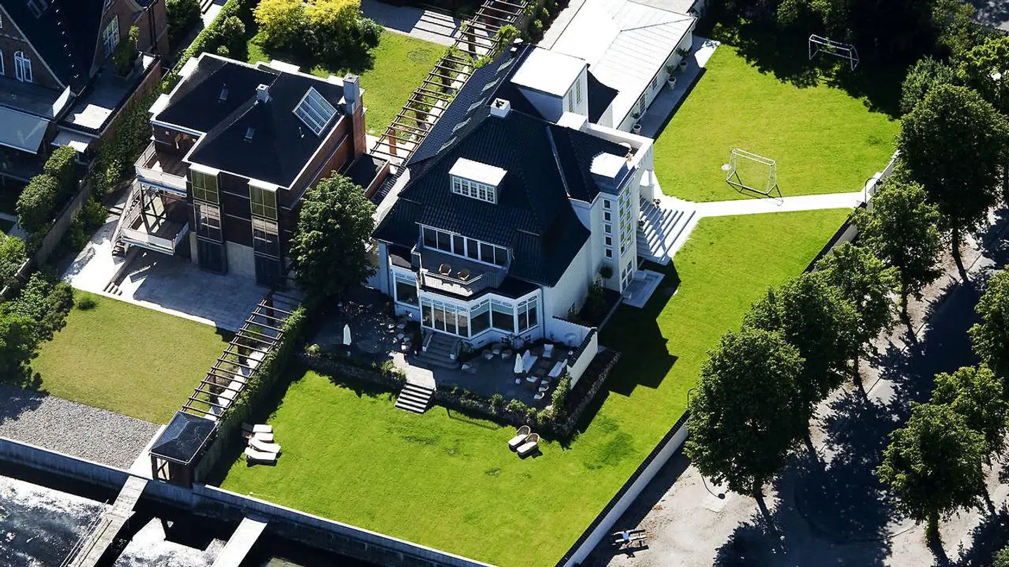 Villaen Bella Vista, der ligger for enden af Hambros Allé, har tidligere været ejet af både Hans Henrik Palm og Erik Damgaard. Nu ejes den af Fitness World-stifter Henrik Rossings kone, Sophie Rossing.
