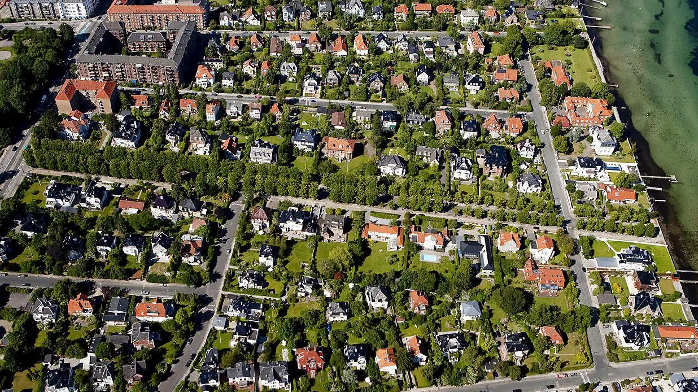 Sundvejene øst for Strandvejen i Hellerup er Danmarks nok dyreste villakvarter. Alleen med de mange træer er Hambros Allé.