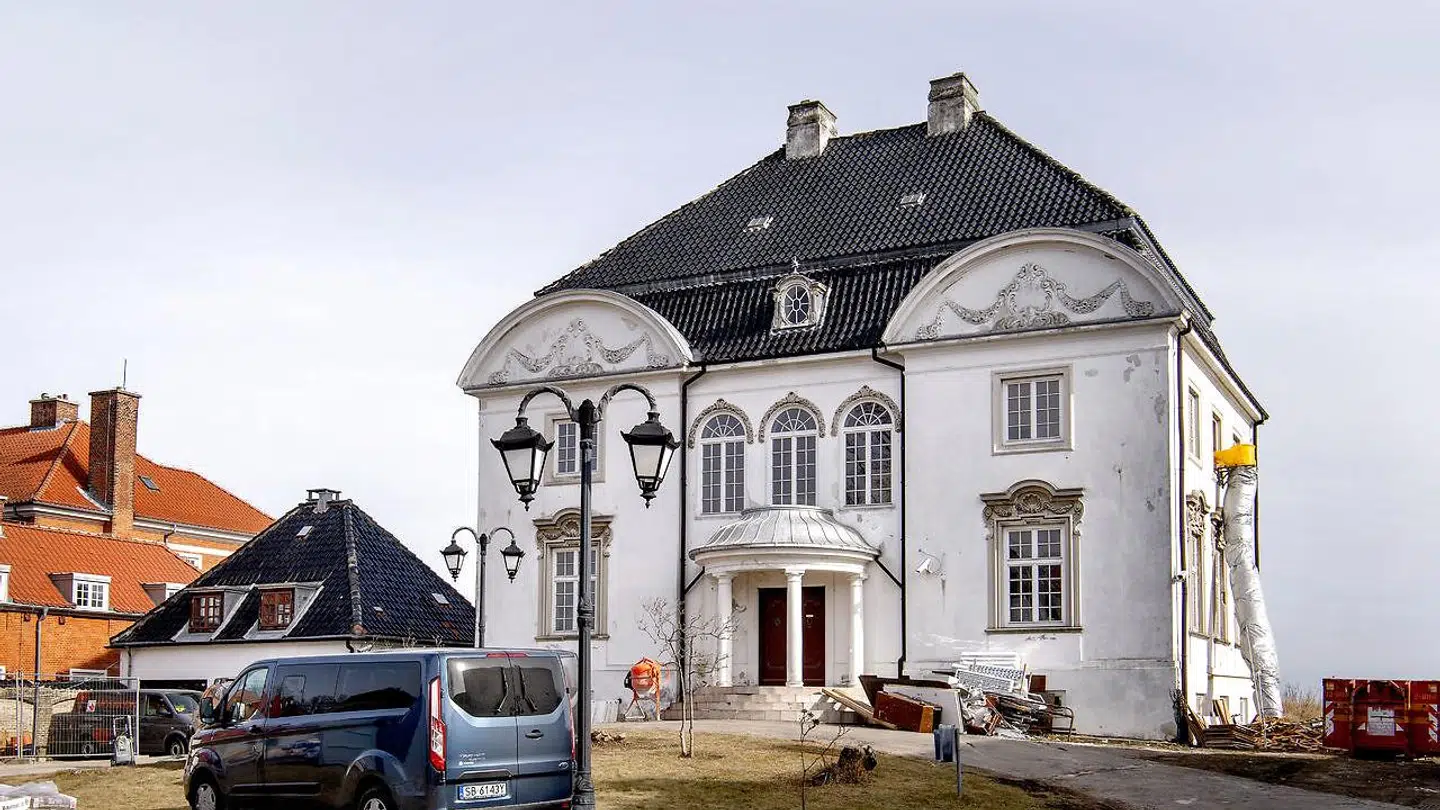 Denne bygning på Richelieus Allé i første parket til Øresund ejet af den polske ambassade er på størrelse med Eremitageslottet. Kom den til salg, ville den nok kunne sælges for mellem 100 og 150 millioner kroner, anslår ejendomsmægler Claus Borg.