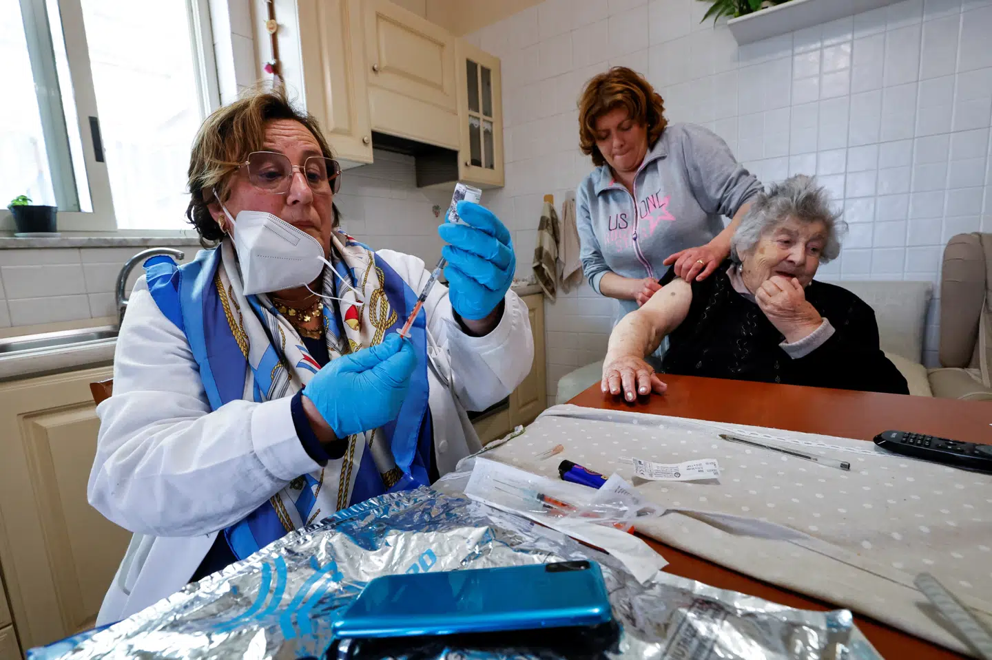 Sundhedspersonale skal vaccineres mod covid19, oplyser den italienske regering onsdag. Ciro De Luca/Reuters