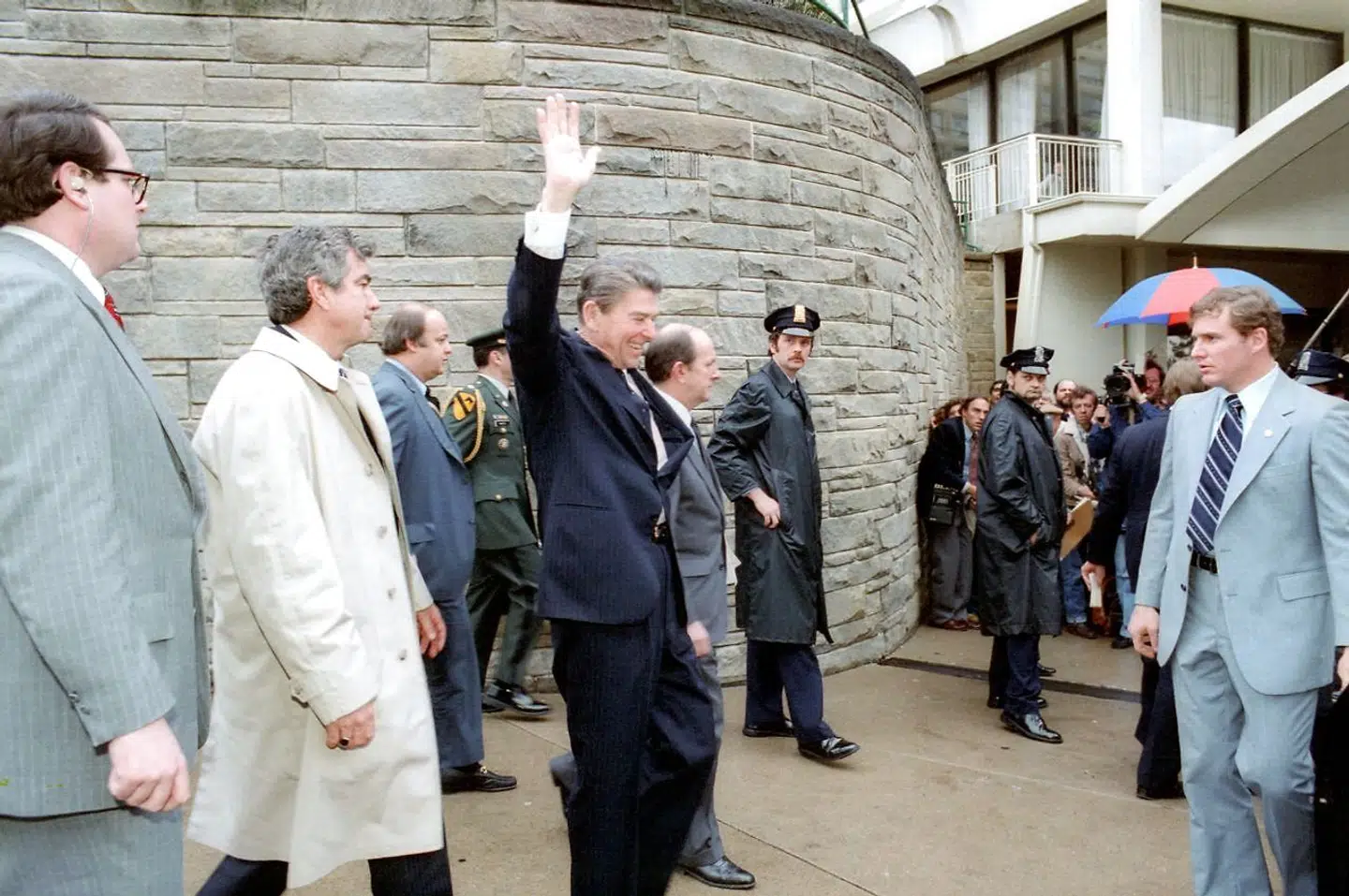 Præsident Ronald Reagan fotograferet foran Washington Hilton. Få sekunder senere bliver han skudt.