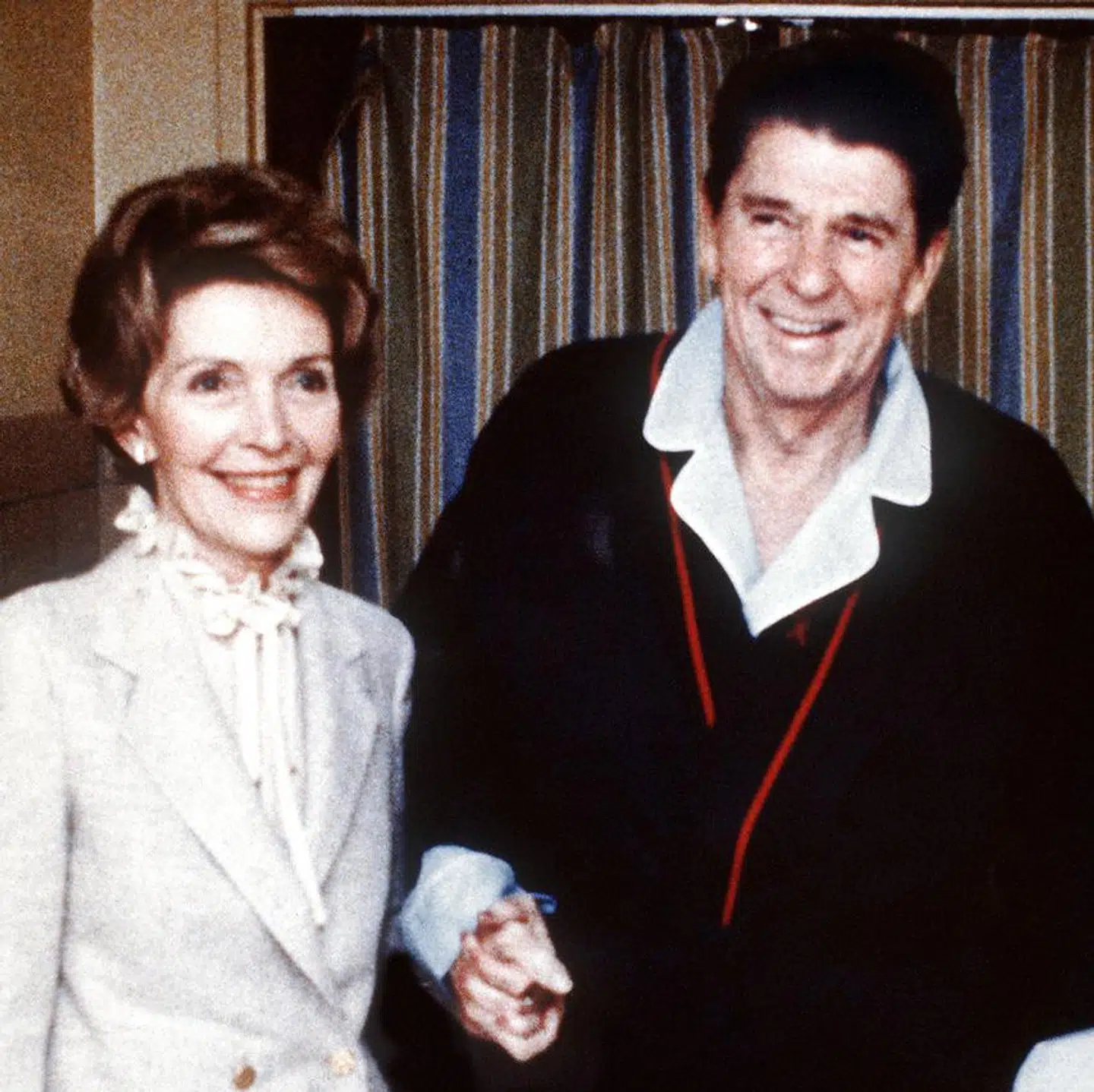 Nancy og Ronald Reagan fotograferet på hospitalet fire dage efter angrebet.