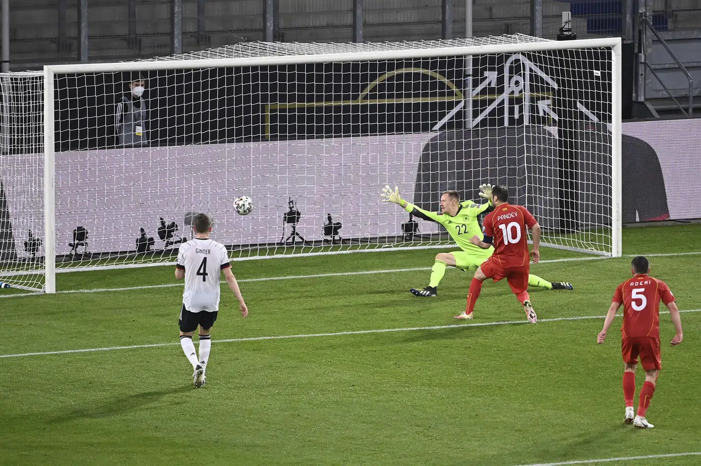 Goran Pandev (10) stod for målet til 1-0, da Nordmakedonien chokerede Tyskland i Duisburg. Ges/Marvin Ibo Guengoer/Ritzau Scanpix