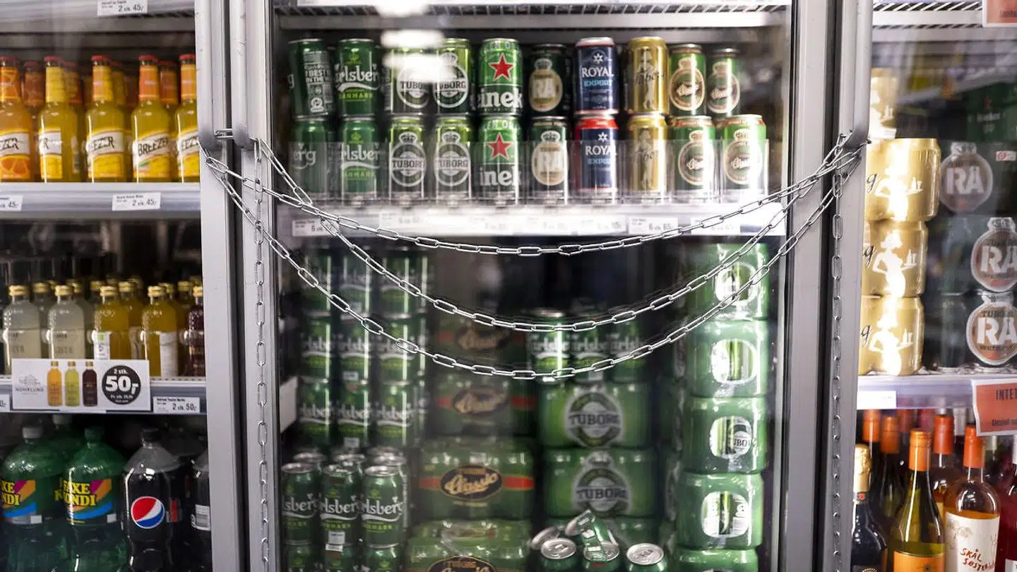 Barer og restauranter har længe været lukket på grund af coronanedlukning, og alkoholsalget har været slut efter kl. 22.00 i blandt andet Seven Eleven. I stedet må folk nu drikke derhjemme.