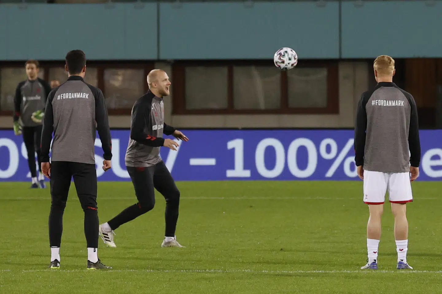 De danske spillere havde en T-shirt med teksten football supports change under deres træningsdragt før kampen mod Østrig. Leonhard Foeger/Reuters