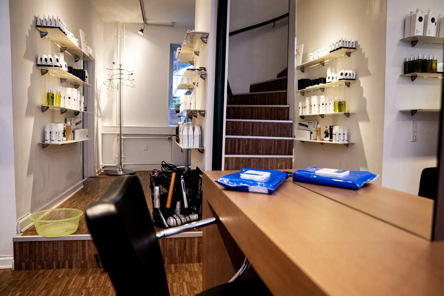 Frisørerne i Halsnæs og fire andre kommuner må nu vente lidt længere end alle andre på at få lov til at slå dørene op for kunder igen. (Arkivfoto) Ida Guldbæk Arentsen/Ritzau Scanpix