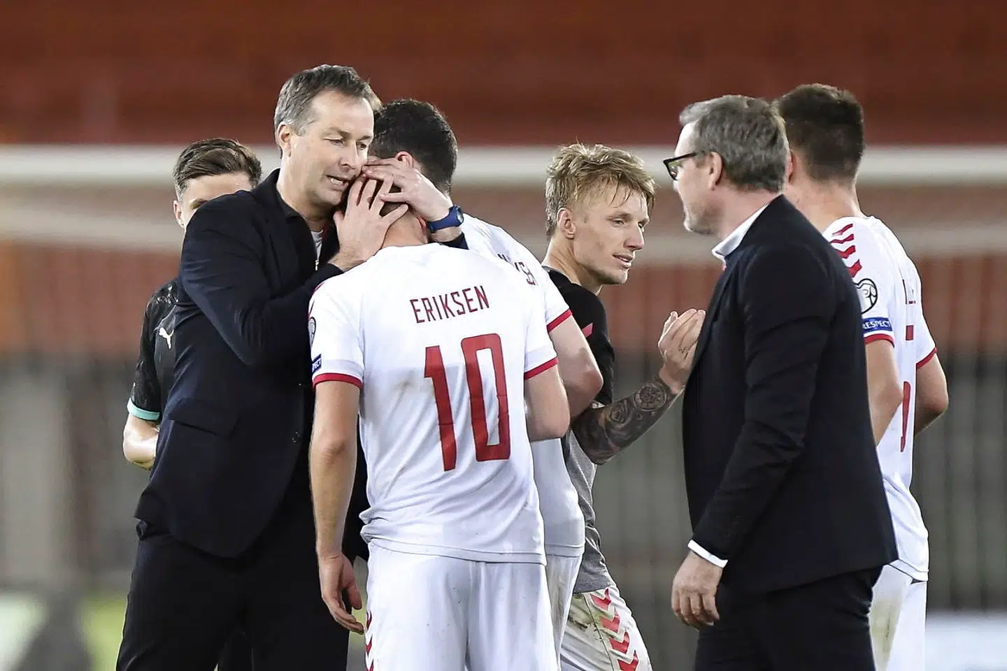 epa09109532 Denmark's head coach Kasper Hjulmand (L) and Christian Eriksen (2-L) celebrate after the FIFA World Cup 2022 qualifying soccer match between Austria and Denmark in Vienna, Austria, 31 March 2021. EPA/Christian Bruna