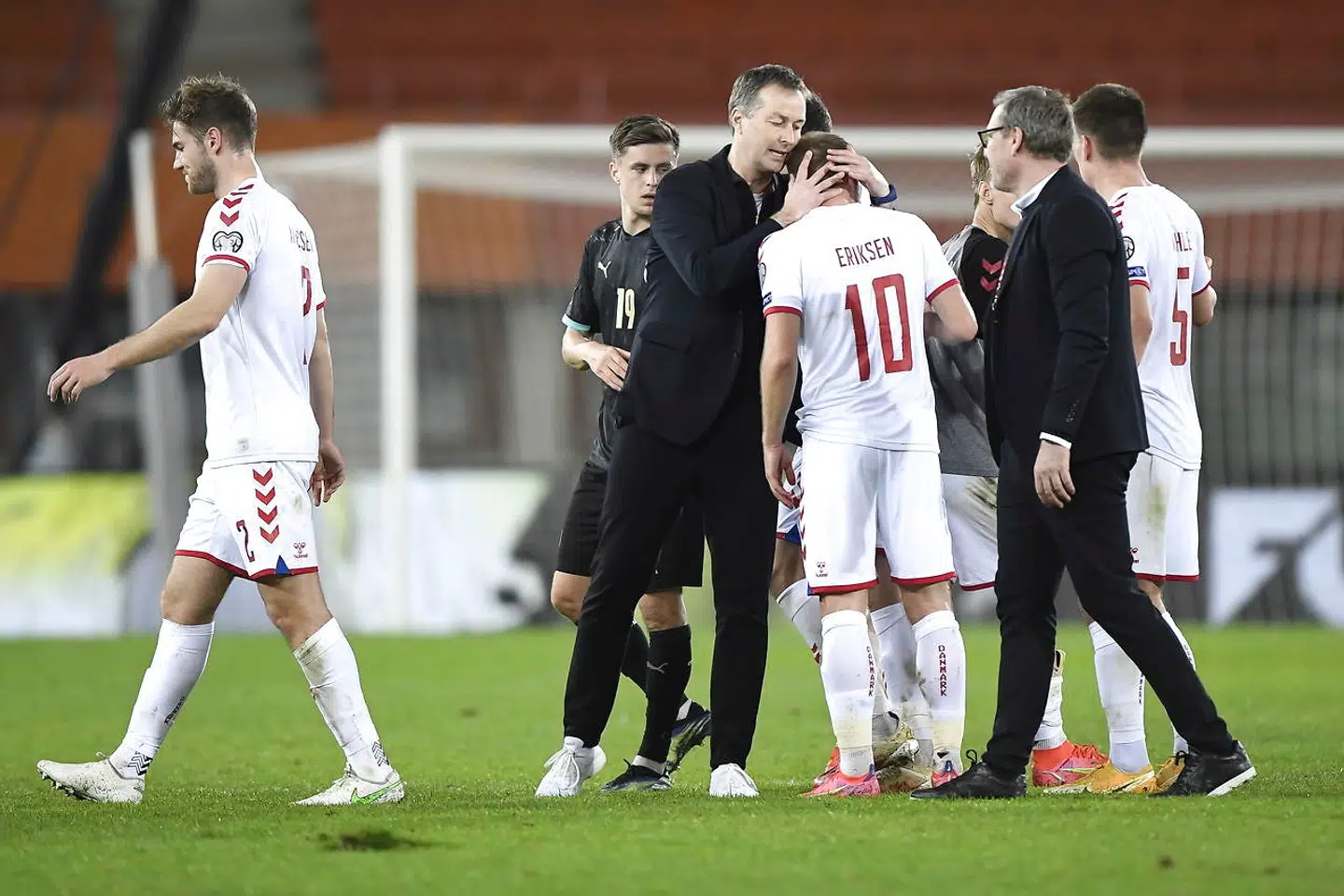 epa09109547 Denmark's head coach Kasper Hjulmand (C-L) and Christian Eriksen (C-R) react after the FIFA World Cup 2022 qualifying soccer match between Austria and Denmark in Vienna, Austria, 31 March 2021. EPA/Christian Bruna