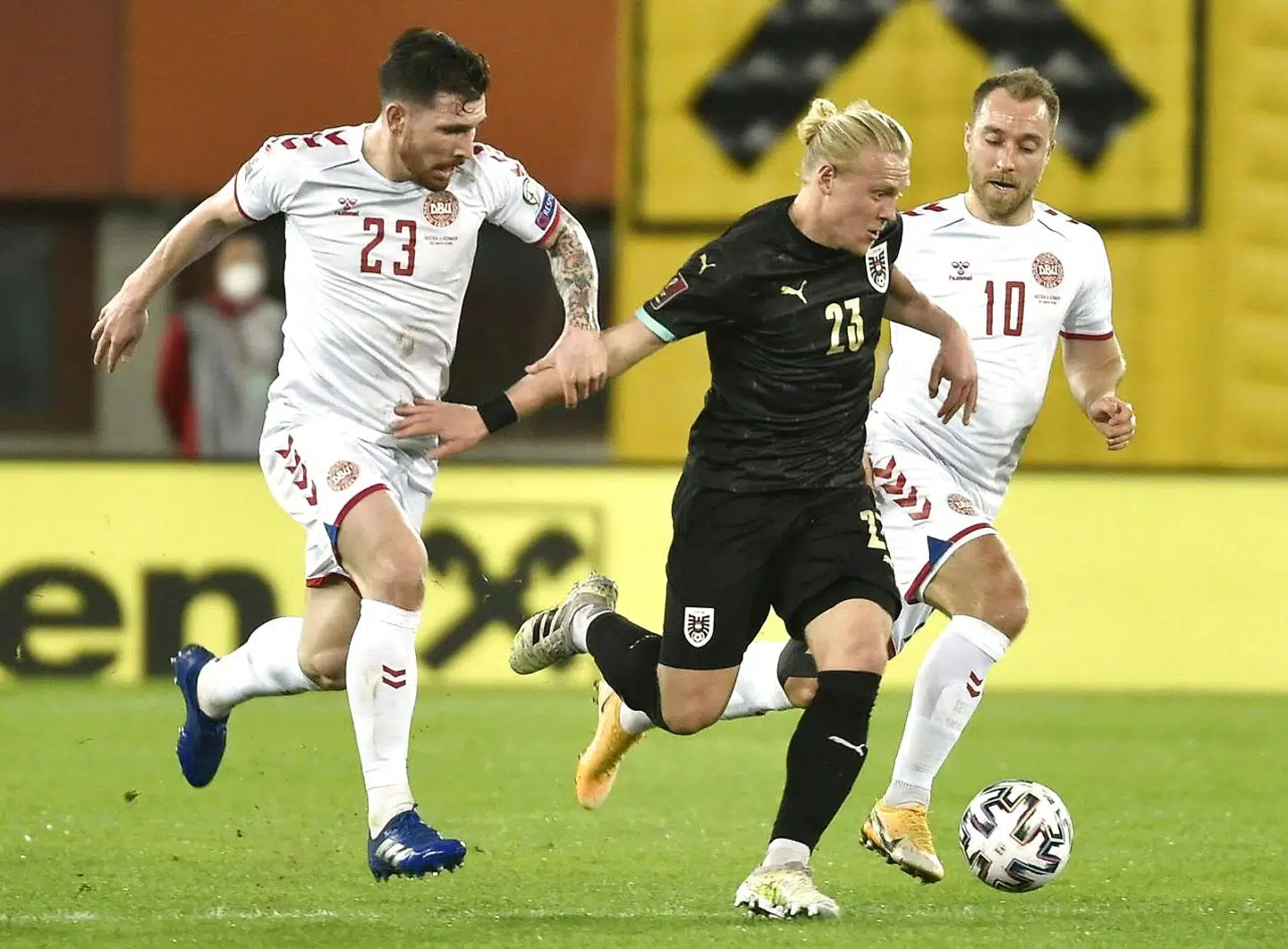 (L-R) Denmark's midfielder Pierre Hojbjerg, Austria's midfielder Xaver Schlager and Denmark's midfielder Christian Eriksen vie for the ball during the FIFA World Cup Qatar 2022 qualification football match Austria v Denmark in Vienna, on March 31, 2021. (Photo by HANS PUNZ / APA / AFP) / Austria OUT