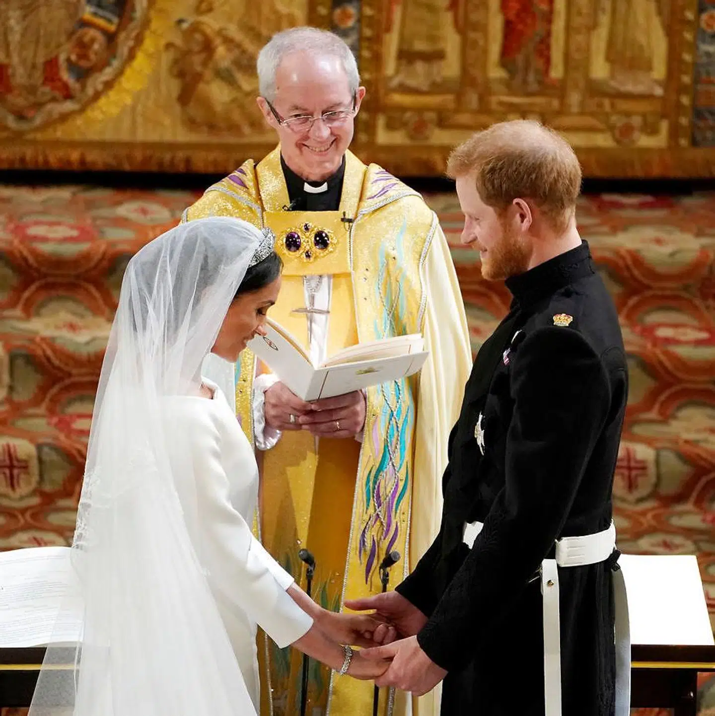Prins Harry og hertuginde Meghan udveksler løfter foran ærkebiskop Justin Welby 19. maj 2018.