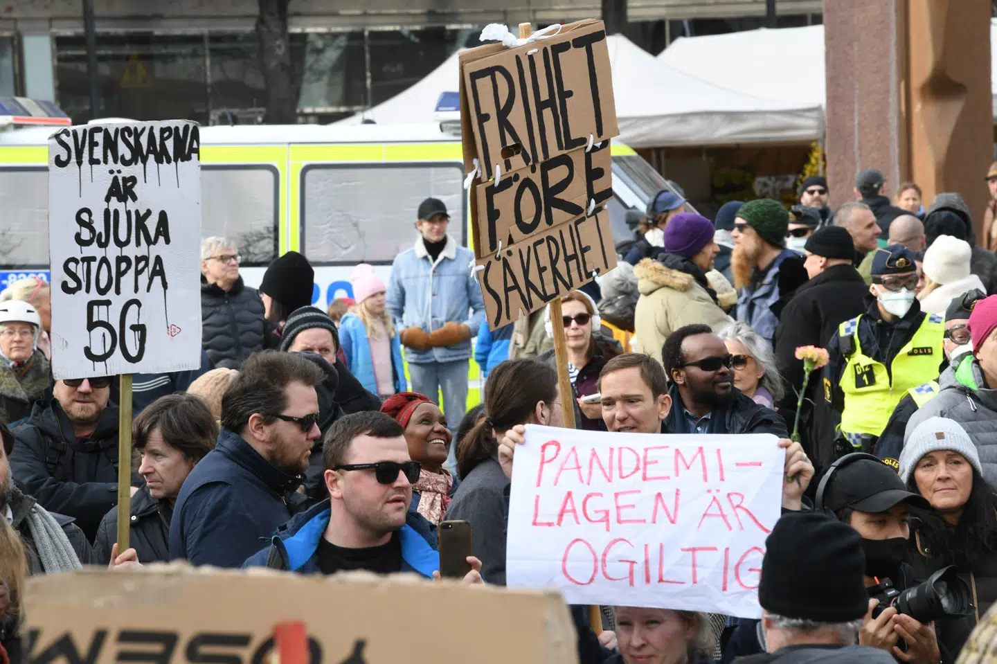 Sverige forlænger coronarestriktioner, fordi smitteudviklingen går den forkerte vej, meddeler regeringen. I forrige weekend var demonstranter samlet i blandt andet Malmø for at protestere mod tiltagene, der dog ikke er så strikse som i andre lande. Johan Nilsson/Ritzau Scanpix