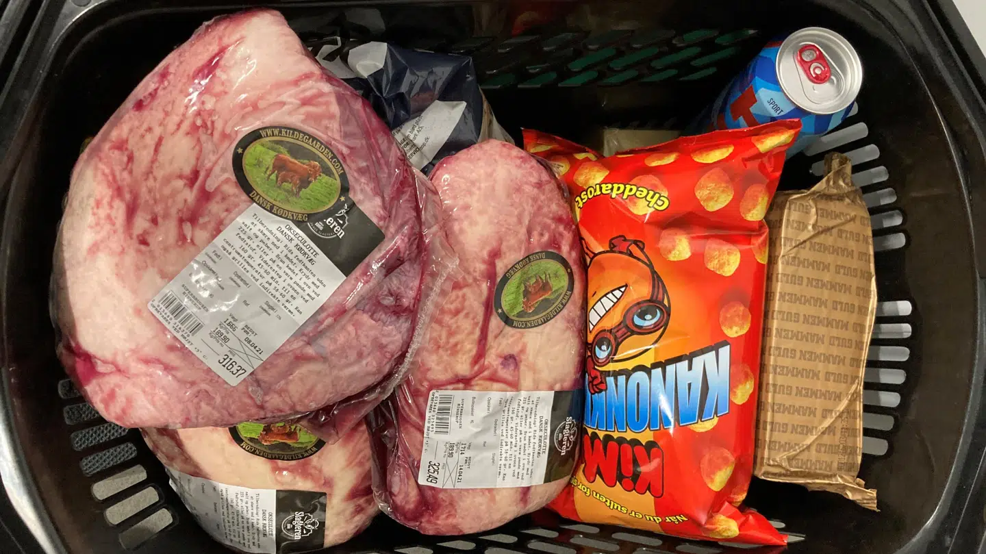 Her ses varerne under pakken med toiletpapir.