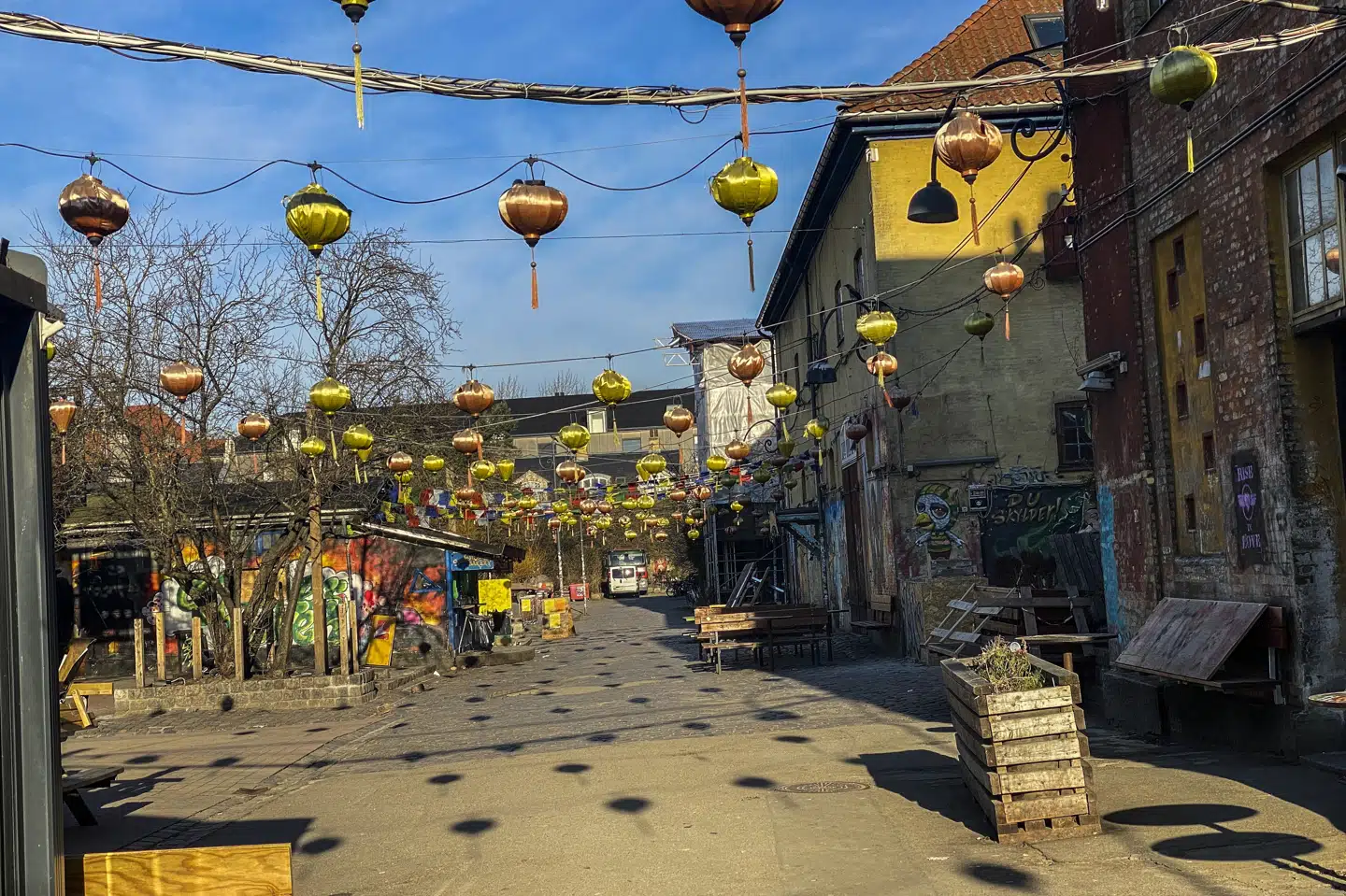 Opholdsforbuddet på Christiania, der gælder i Pusher Street og Green Light District, gør det forbudt at tage ophold i området. Man må dog godt passere igennem området.