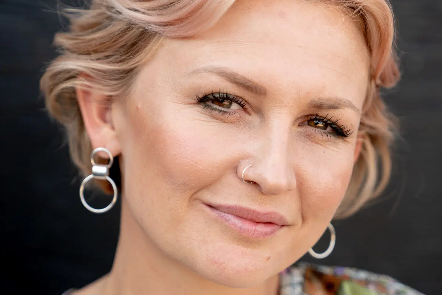 Selv om Stine Bramsen står bag sangene, så er det ikke hendes vokal, man kan høre på Minisjang. På demoversionerne, som skulle godkendes af både DR og et produktionsselskab, blev Stine Bramsens stemme pitchet i sådan en grad, at det lidt lød som en barnestemme. Men efterfølgende er det rigtige børn så at sige, som har indsunget sangene. (Arkivfoto) Emil Helms/Ritzau Scanpix