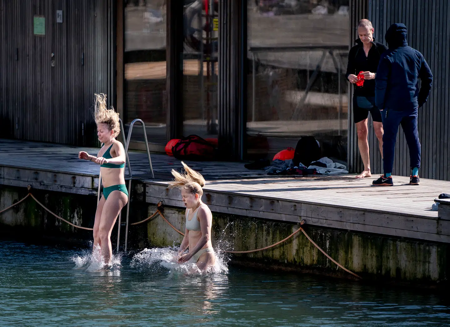 Ja, billedet her er taget tirsdag i København. Men vandet er altså ikke lige så varmt som luften.