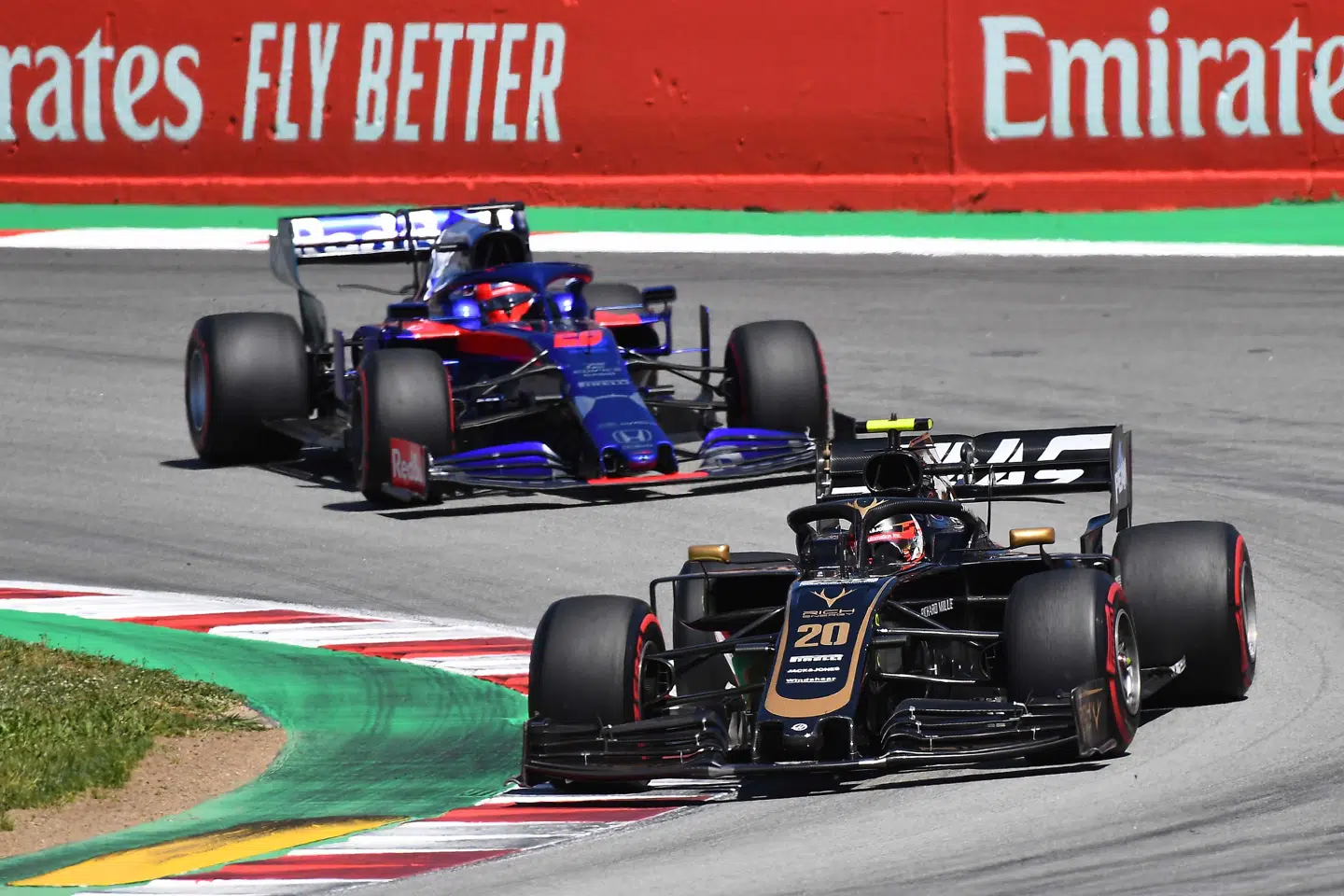 Spaniens Grand Prix 2019: Kevin Magnussen i Haas foran Daniil Kvyat, der fik den ledige plads hos Toro Rosso.