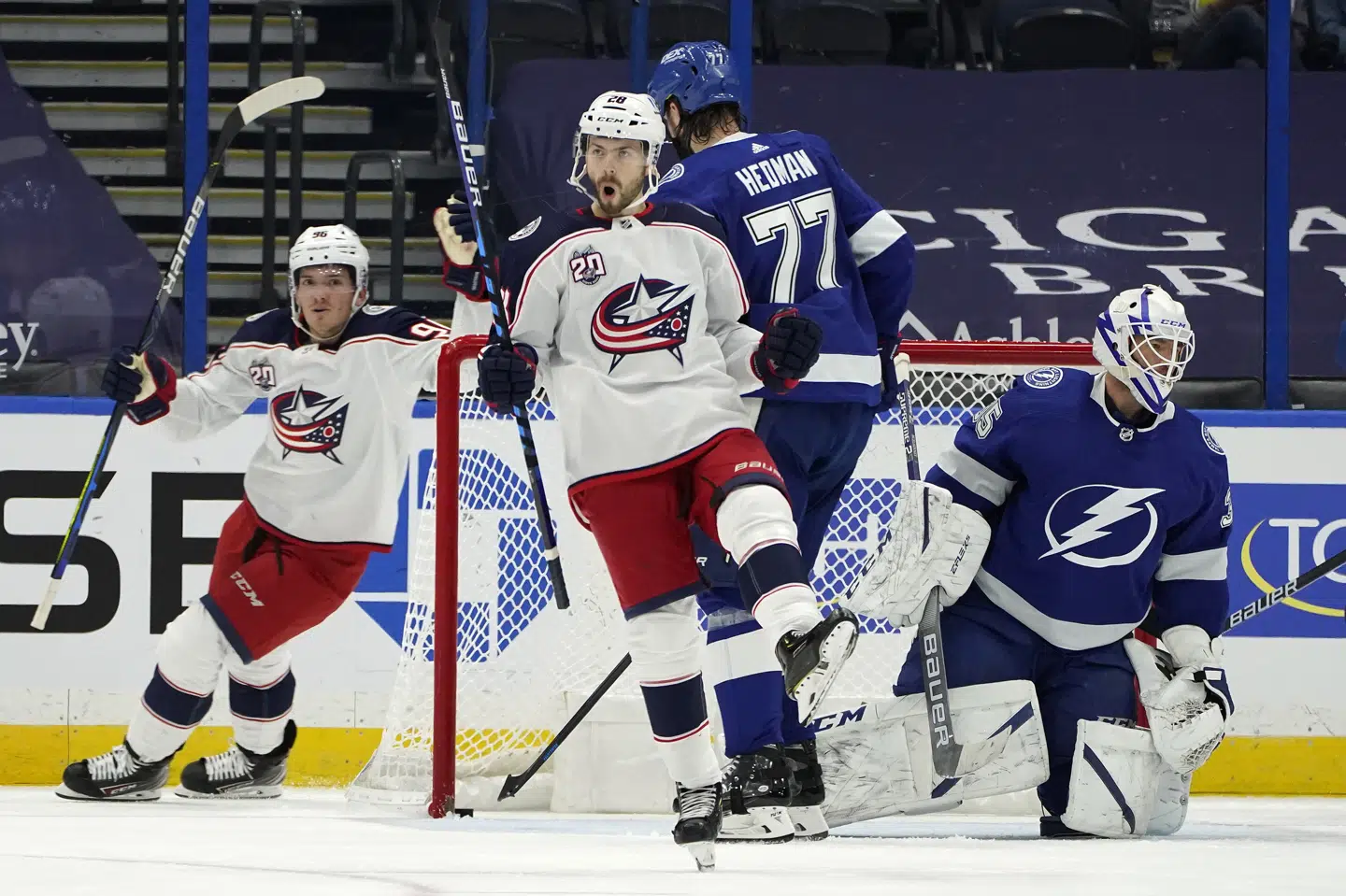 Oliver Bjorkstrand fejrer sin scoring nummer 13 i denne NHL-sæson. Chris O''meara/Ritzau Scanpix