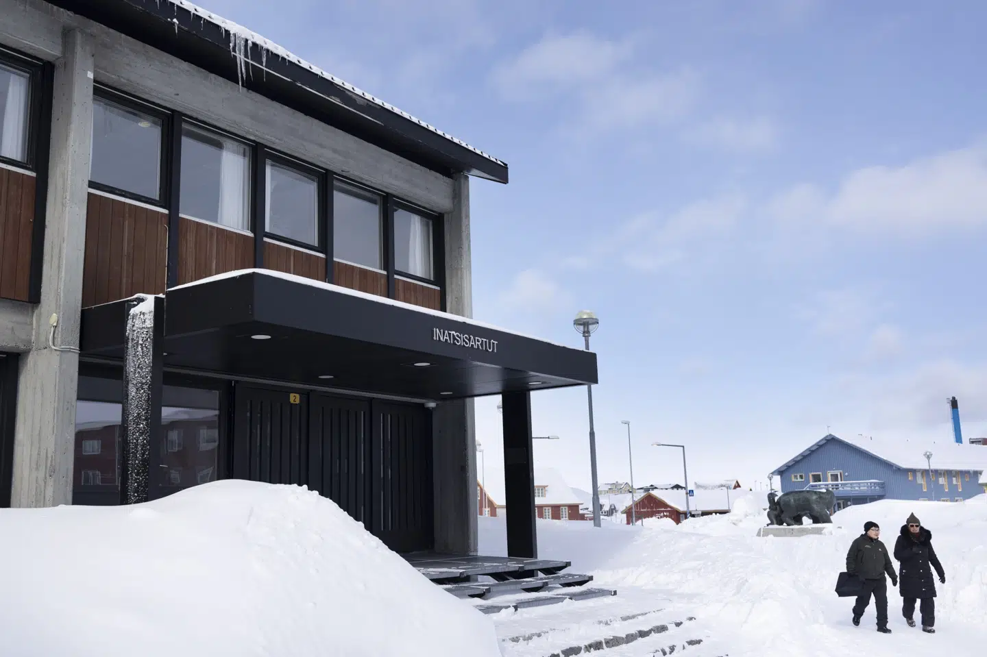Indgangen til Inatsisartut - Grønlands Parlament. Der er omkring 41.000 stemmeberettigede vælgere, som skal udpege 31 medlemmer til det grønlandske parlament. 189 kandidater stiller op. Christian Klindt Sølbeck/Ritzau Scanpix