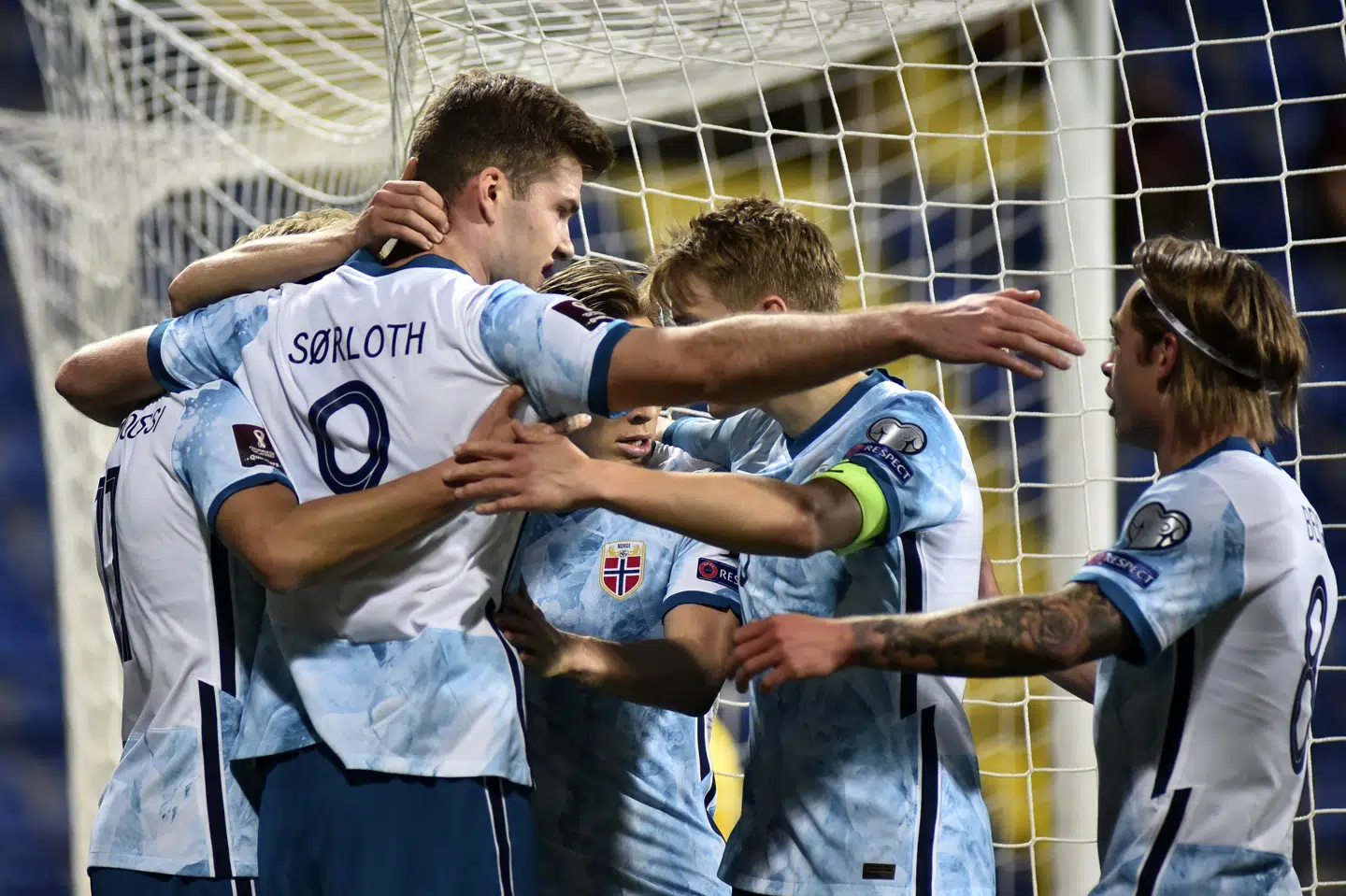 Alexander Sørloth tiljubles af holdkammeraterne efter sin 1-0-scoring mod Montenegro. Risto Bozovic/Ritzau Scanpix