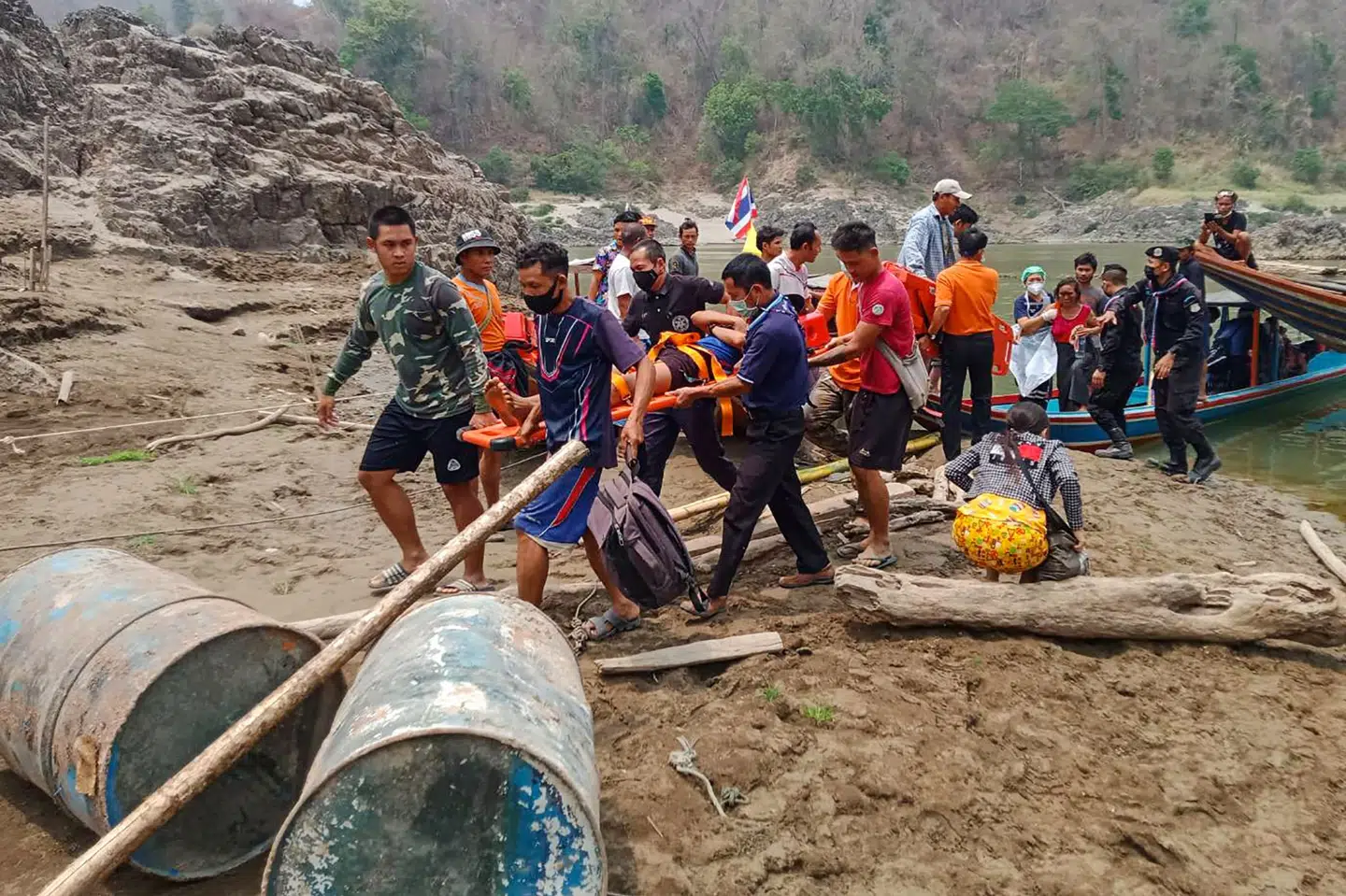 En såret flygtning fra Myanmar bæres på en båre efter at have krydset floden Salween og være ankommet til Thailand sammen med andre flygtninge. Tusinder er flygtet fra militærets luftangreb mod Karen-staten i det østlige Myanmar. Billedet stammer fra Thailands militær. Handout/Ritzau Scanpix