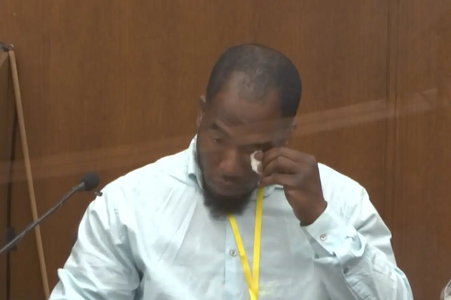 Donald Williams, der vidne i sagen mod den tidligere politibetjent Derek Chauvin tirsdag, tørrede øjnene, da en optagelse af hans opkald til alarmcentralen blev afspillet i retten. Uncredited/Ritzau Scanpix