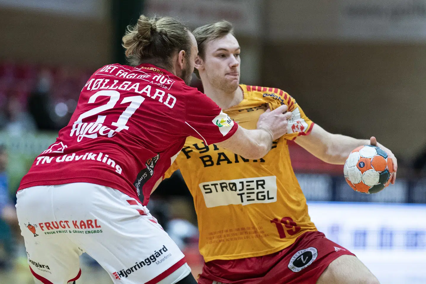 Mathias Gidsel (th.), her i kamp på hjemlig grund mod Aalborg, spillede en fremragende kamp, da GOG tirsdag sendte CSKA Moskva ud af European Leagues ottendedelsfinaler. (Arkivfoto) Claus Fisker/Ritzau Scanpix