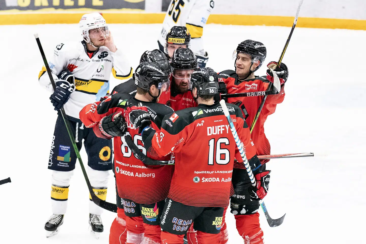 Inde i klyngen står Aalborg Pirates' Julian Jakobsen, som stod for to af målene i det vilde comeback mod Esbjerg Energy. Henning Bagger/Ritzau Scanpix