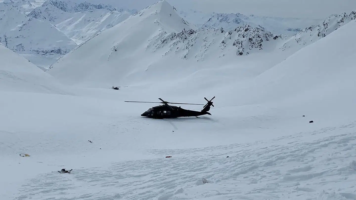 To redningshelikoptere med mandskab, der skal undersøge ulykkesstedet.