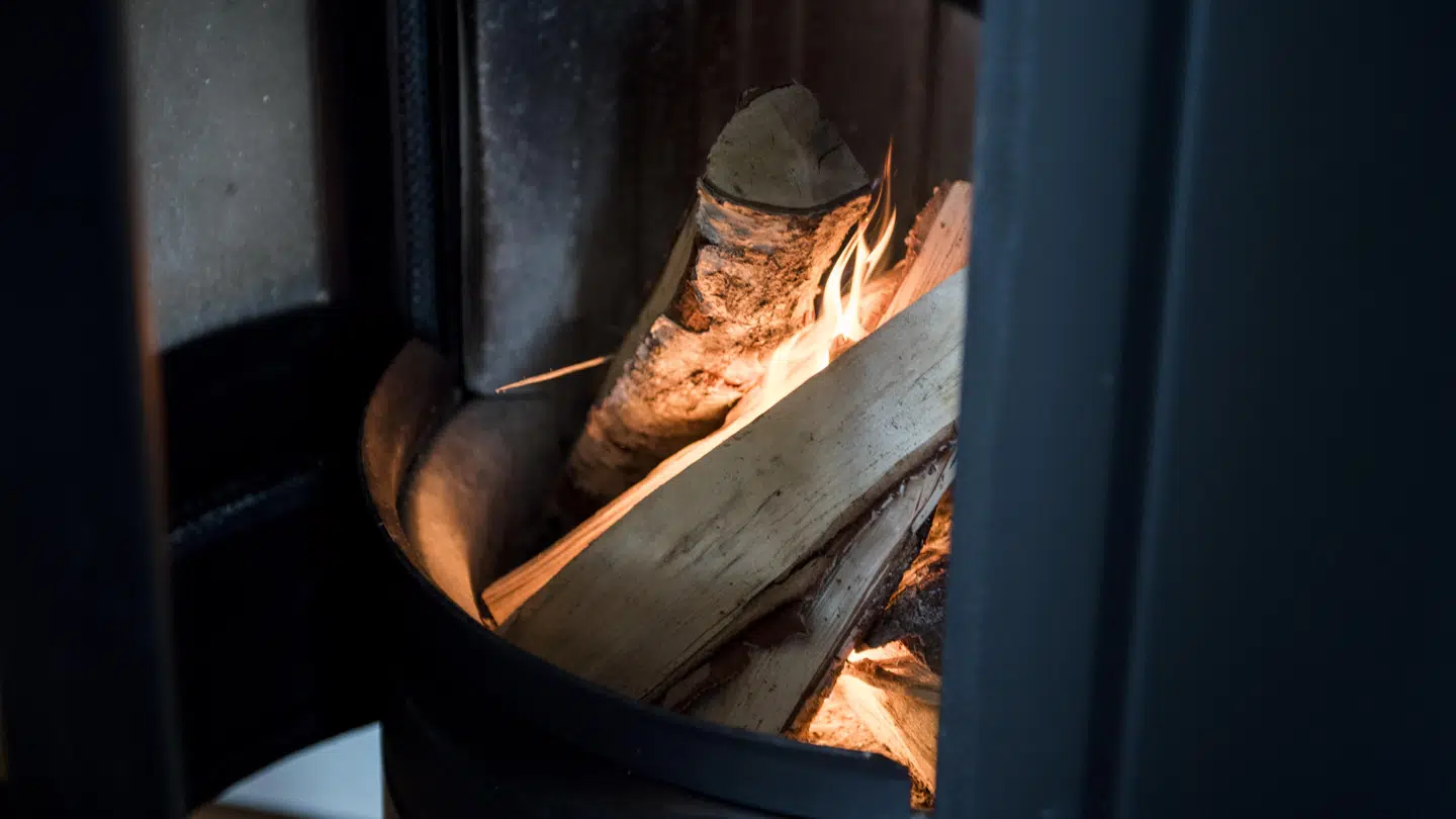 Politikerne bør overveje at forbyde brændeovne i en radius af 100 meter fra boliger med mekanisk ventilation, mener Rådet for Grøn Omstilling.