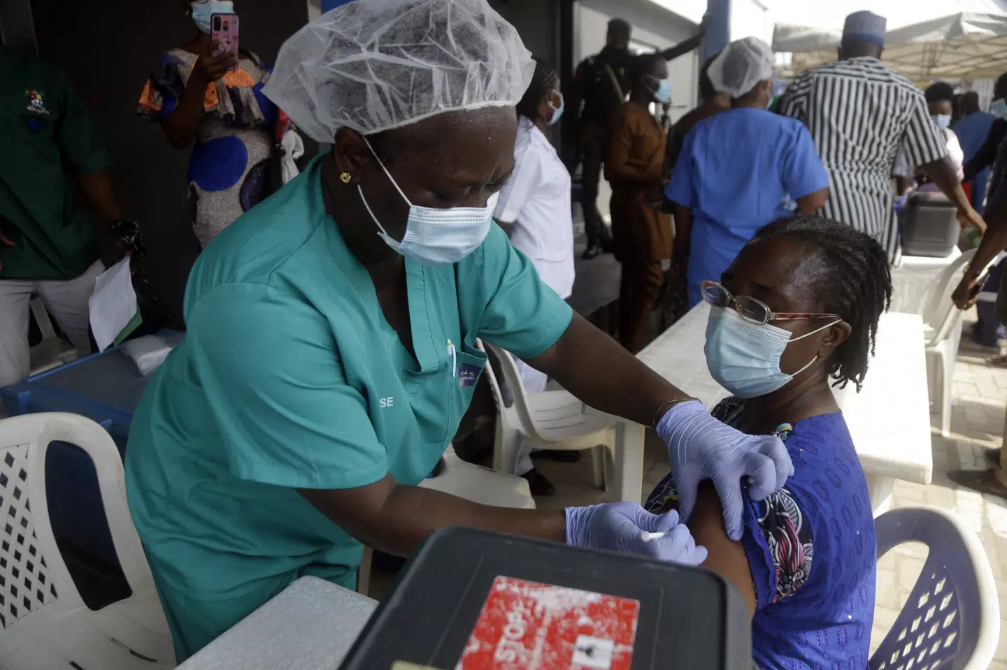 Over 20 lande støtter forslag om en ny international traktat, der skal styrke det globale samarbejde, i tilfælde af at verden bliver ramt af en ny pandemi. Foto er fra et vaccinationscenter i Nigeria. Sunday Alamba/Ritzau Scanpix