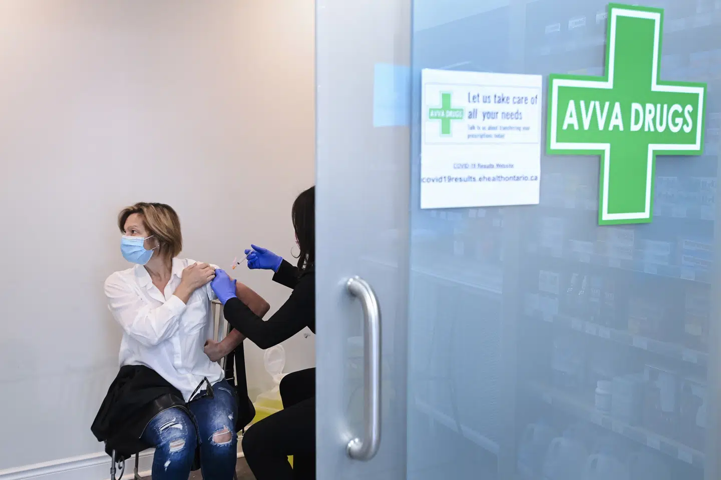 Her modtager 62-årige Lucilia Pato sin vaccine med AstraZeneca i Toronto i Canada. (Arkivfoto) Nathan Denette/Ritzau Scanpix