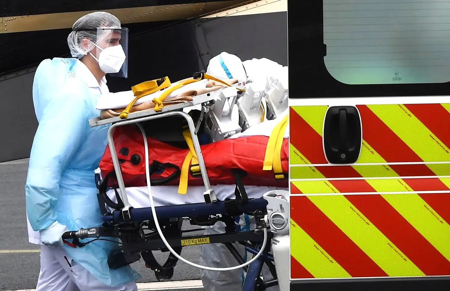 Kritisk syge covid-patienter flyttes nu fra Paris til mindre belastede områder. Her er en patient på vej mod Biarritz.