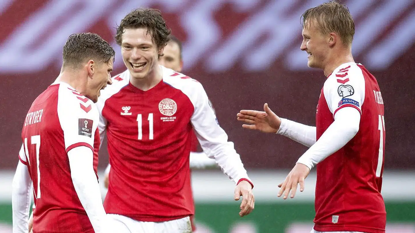 Danmarks mange mål mod Moldova i VM-kvalifikationen var årsagen til, at en vært på TV 2 Fyn ikke helt kunne slippe kampen, selvom han sad midt i en udsendelse.