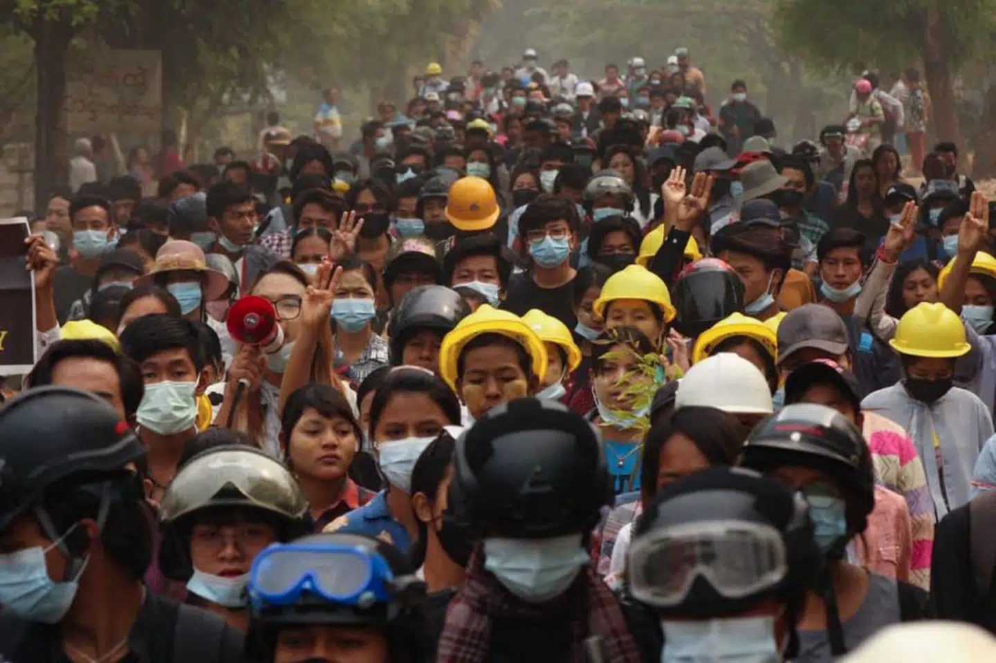 Demonstranter er fortsat på gaden for at vise deres modstand mod militærets magtovertagelse i Myanmar. Men sikkerhedsstyrkernes reaktion bliver stadig mere voldelig, og nu opfordrer det danske udenrigsministerium danskere til at forlade landet. Handout/Ritzau Scanpix