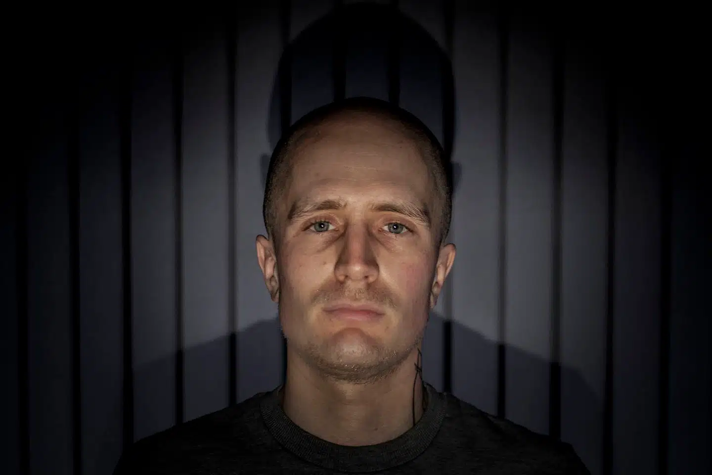 »Hele præmissen for programmet er, at en komiker, som hedder Alex Thelander, ikke er ansvarlig for at have krænket kvinder. Den skyldige er i virkeligheden hans pornomisbrug, forstås. Den har vi hørt før,« skriver Aminata Amanda Corr.