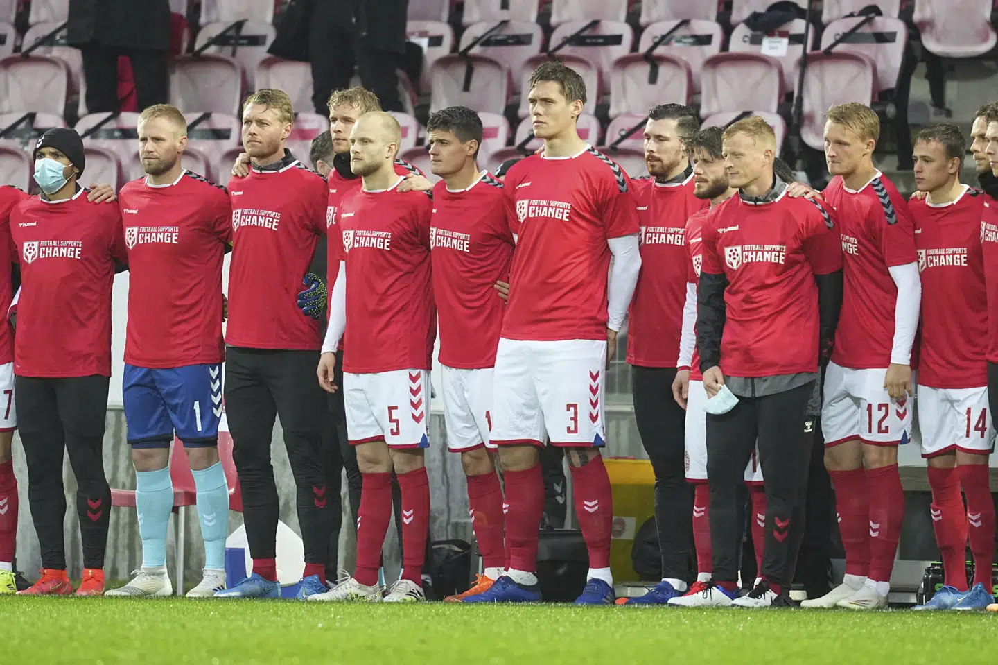 Før søndagens kamp mod Moldova bar landsholdsspillerne og landsholdsstaben t-shirts med beskeden football supports change (fodbold støtter forandringer). Kim Price/Ritzau Scanpix