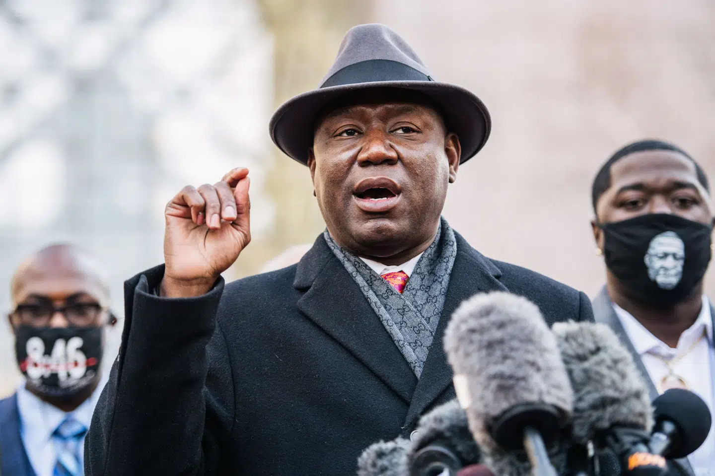 Advokat Ben Crump udtalte sig til pressen, inden retssagen mod den fyrede politibetjent Derek Chauvin gik i gang mandag. Brandon Bell/Ritzau Scanpix