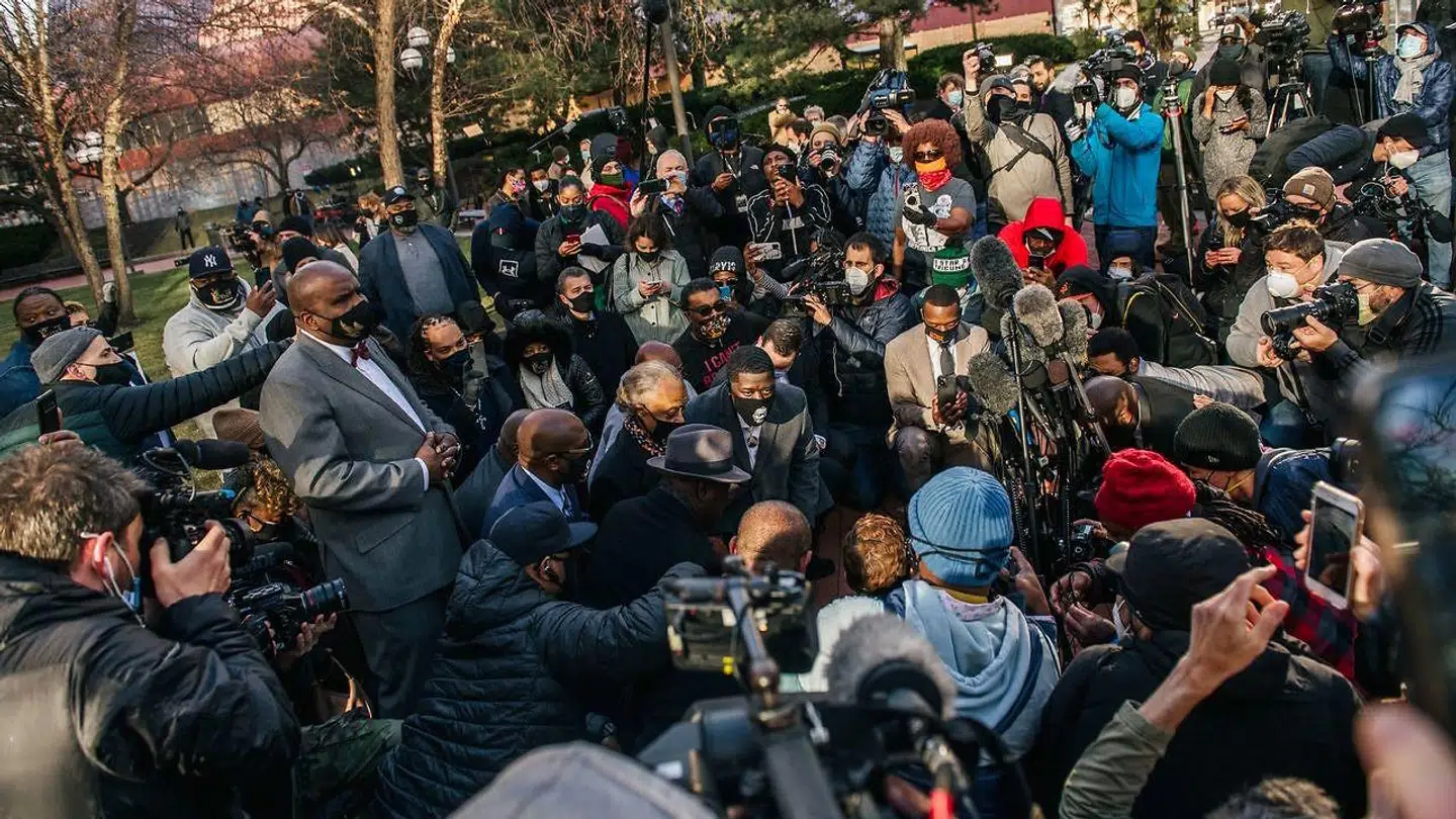 Advokat Ben Crump, pastor Al Sharpton samt familiemedlemmer til George Floyd knæler i 8 minutter og 46 sekunder under en pressekonference i Minneapolis, Minnesota. 29. marts 2021.