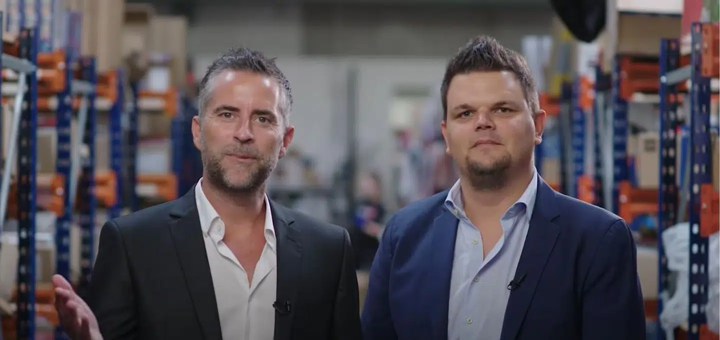 Her ses den kendte frontperson for Coolshop Jacob Risgaard til venstre, og den nok lidt mindre kendte direktør Mark Nielsen til højre. Foto. Screenshot fra YouTube